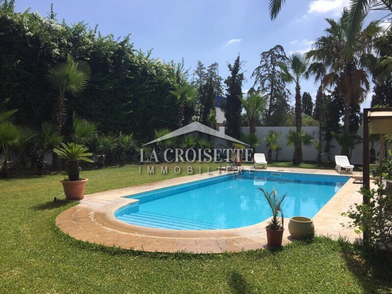 Villa de maître S+7 à La Soukra